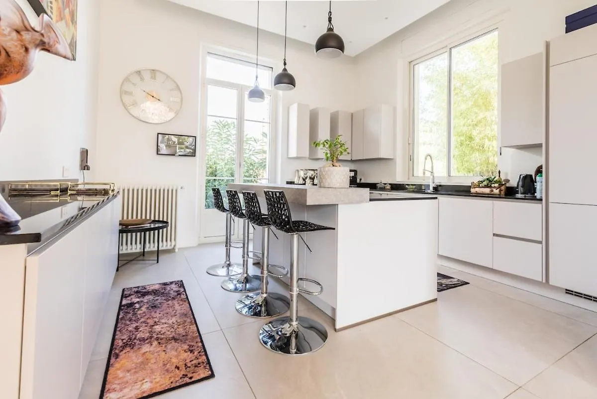 220M2 - Pool Villa, 4 Bedrooms, Hot Tub Cannes Francie